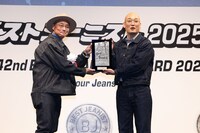 「第42回ベストジーニスト2025」で「協議会選出部門」を受賞したみなみかわ（右）