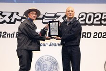 「第42回ベストジーニスト2025」で「協議会選出部門」を受賞したみなみかわ（右）