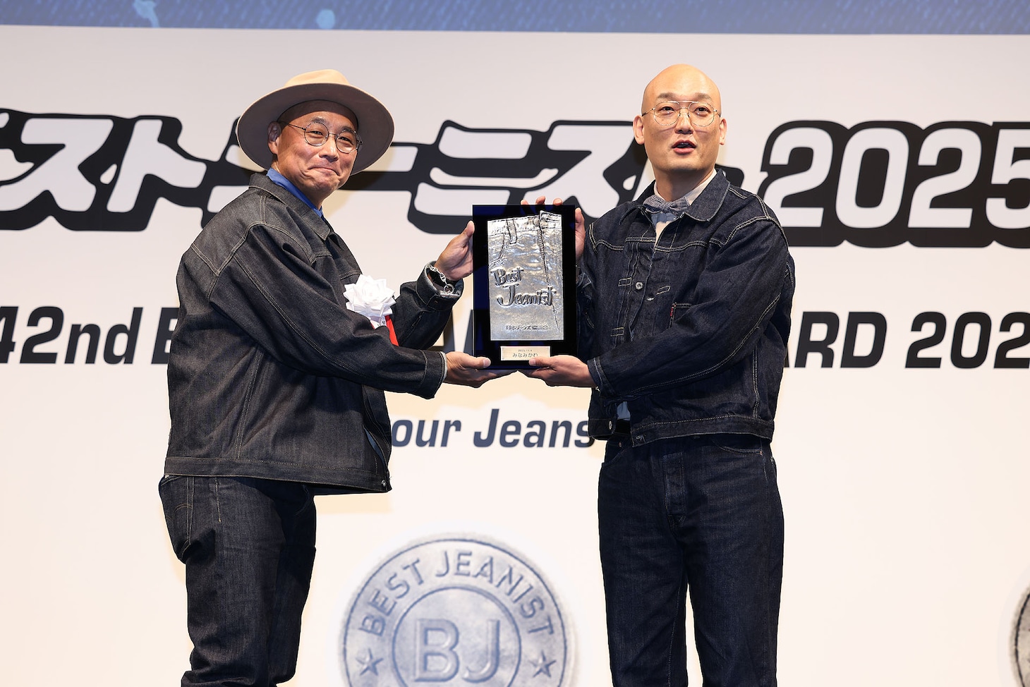 「第42回ベストジーニスト2025」で「協議会選出部門」を受賞したみなみかわ（右）