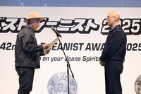 「第42回ベストジーニスト2025」で「協議会選出部門」を受賞したみなみかわ（右）