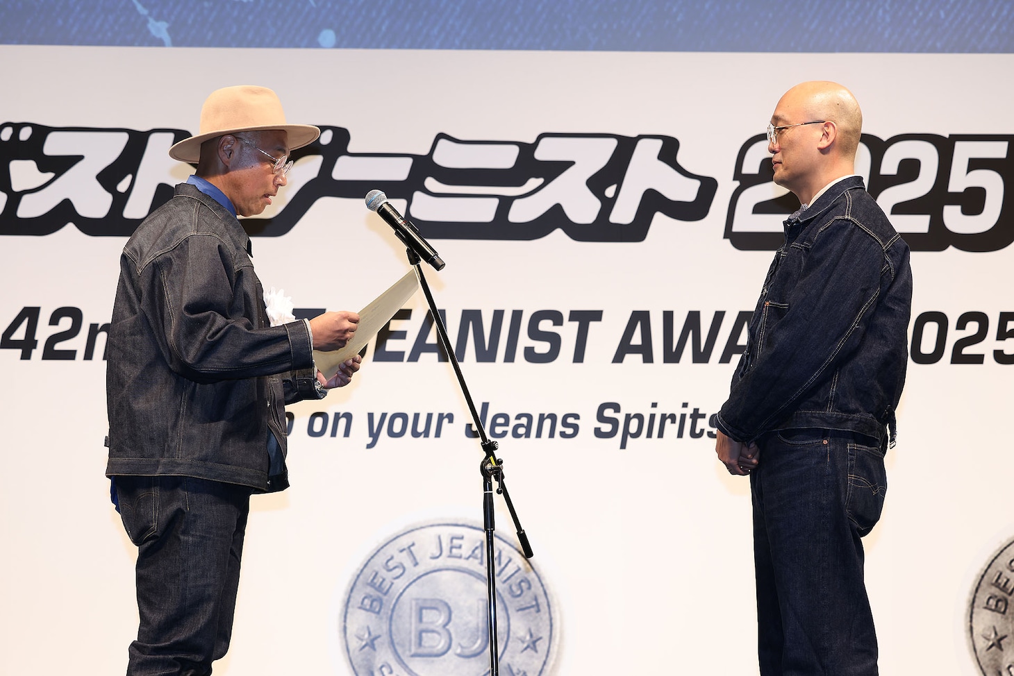 「第42回ベストジーニスト2025」で「協議会選出部門」を受賞したみなみかわ（右）