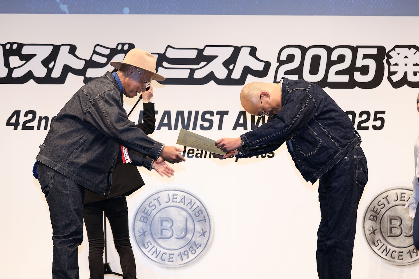 「第42回ベストジーニスト2025」で「協議会選出部門」を受賞したみなみかわ（右）