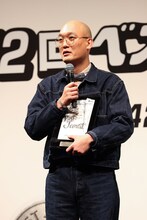 「ベストジーニスト」受賞の喜びを語るみなみかわ