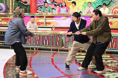 綱引き対決をする（左から）棚橋弘至、アンガールズ