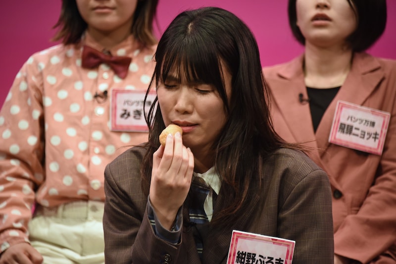 会見中に“おいなりさん”を食べる紺野ぶるま