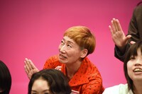 写真撮影中も変顔を崩さないとんでもあや