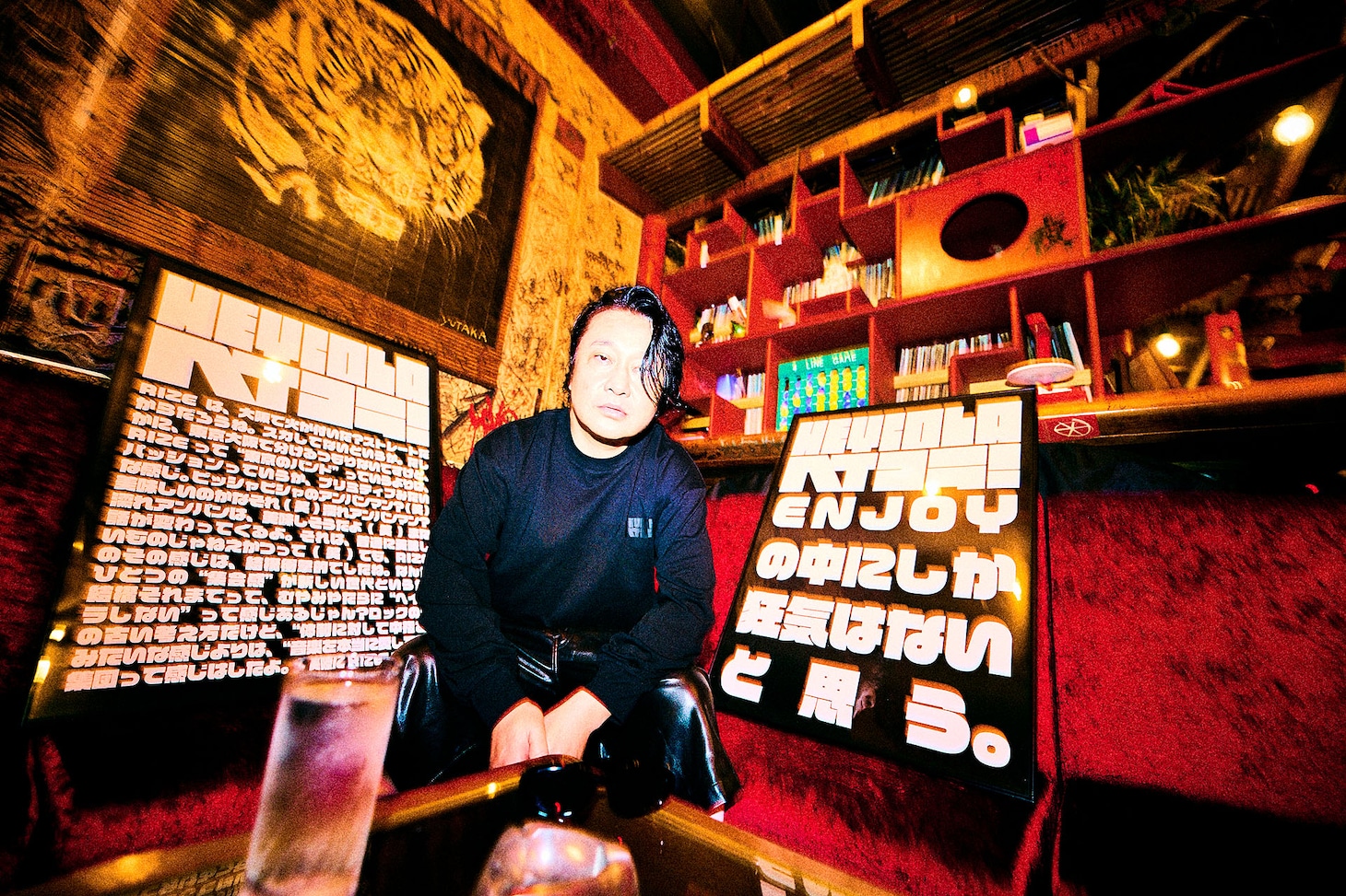 ヘイコラワードを使ったTシャツを着用した永野