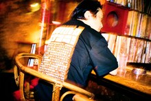 ヘイコラワードを使ったTシャツを着用した永野