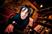 ヘイコラワードを使ったTシャツを着用した永野