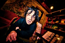 ヘイコラワードを使ったTシャツを着用した永野