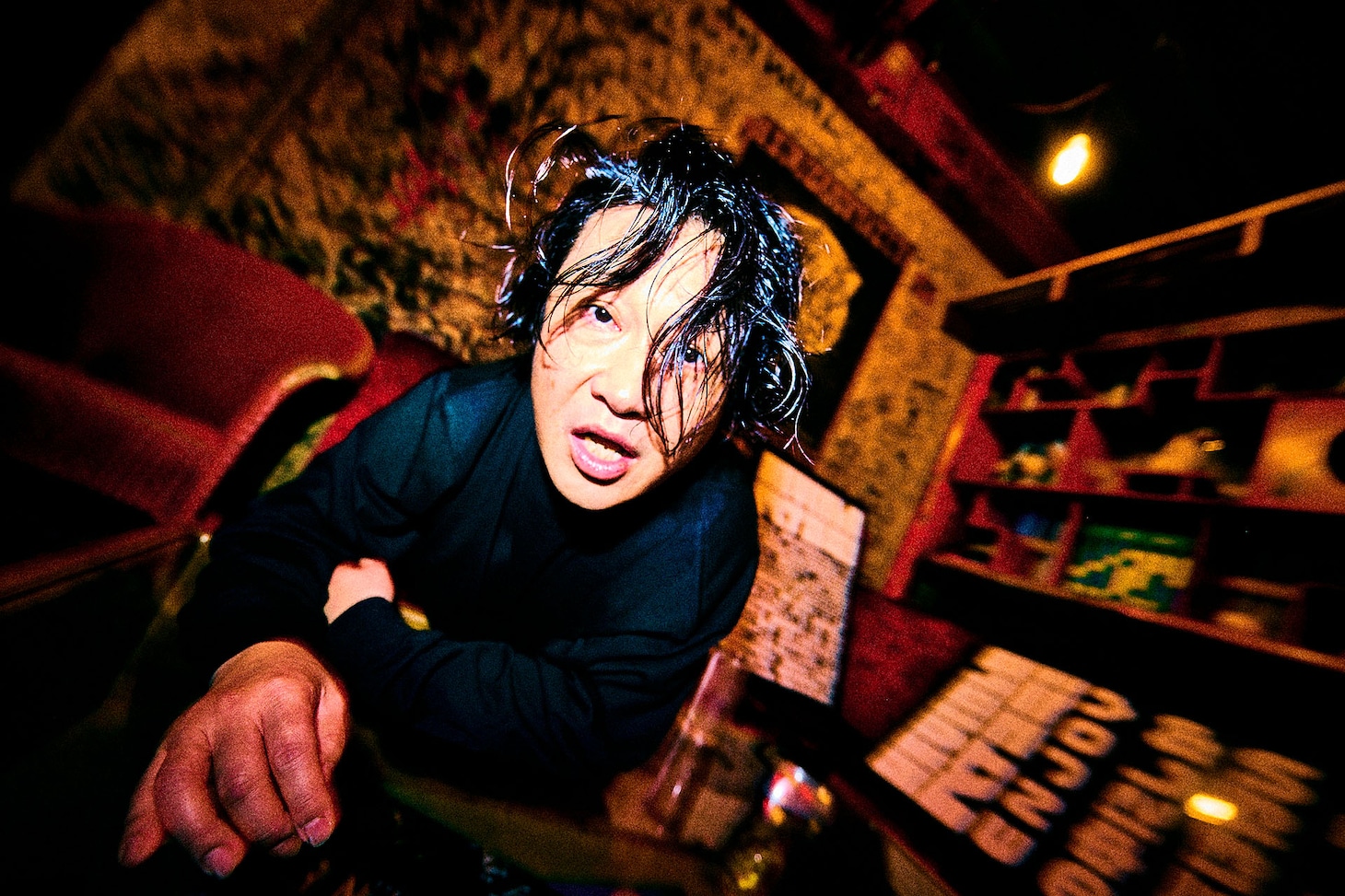 ヘイコラワードを使ったTシャツを着用した永野