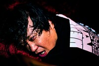 ヘイコラワードを使ったTシャツを着用した永野