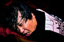 ヘイコラワードを使ったTシャツを着用した永野