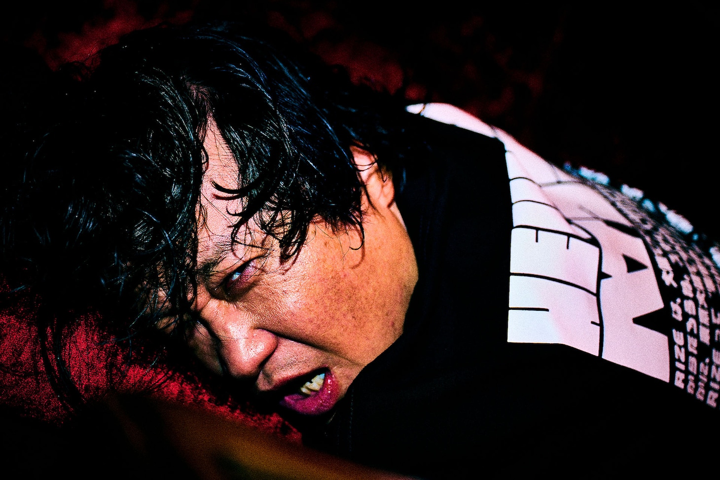 ヘイコラワードを使ったTシャツを着用した永野