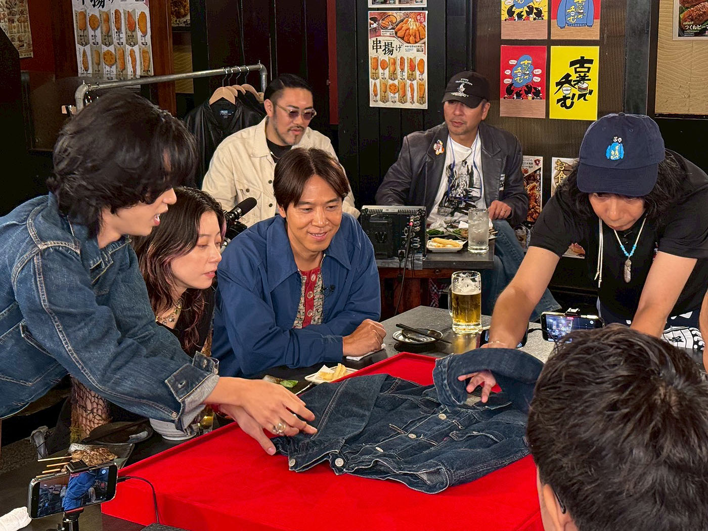 古着について語り合うロッチ・コカドら