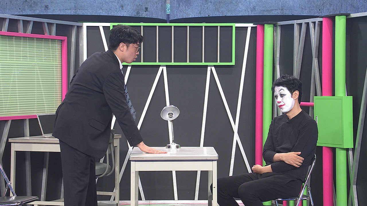 即興コントを披露するさや香・新山＆小籔千豊のコンビ