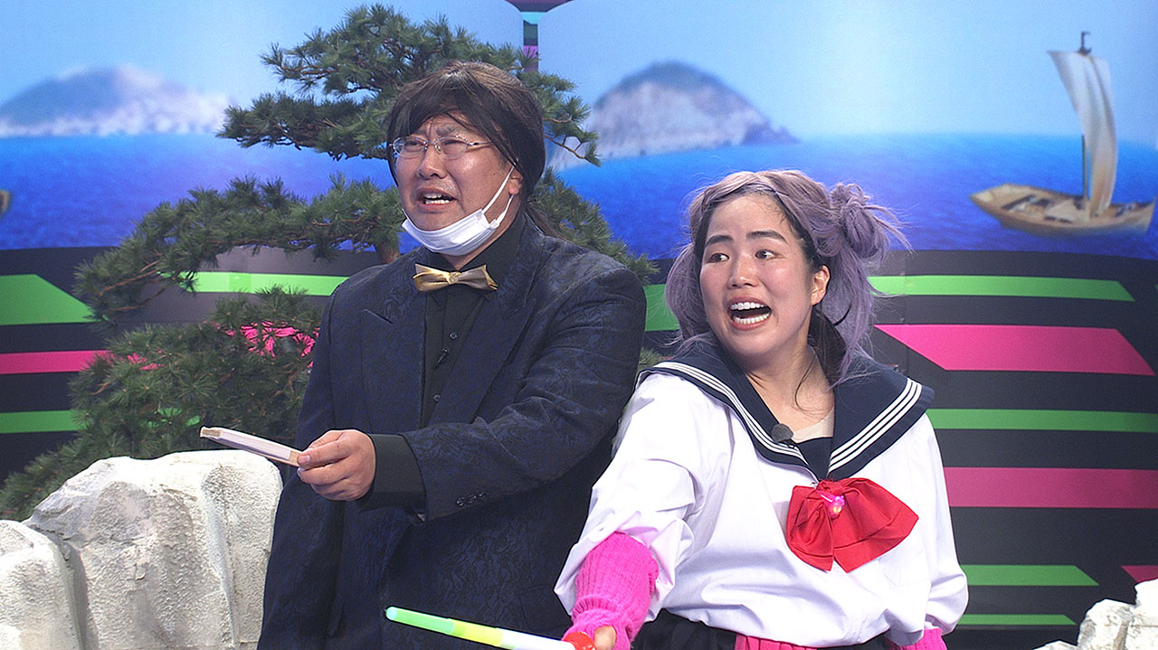 即興コントを披露するゆりやんレトリィバァ＆とにかく明るい安村のコンビ