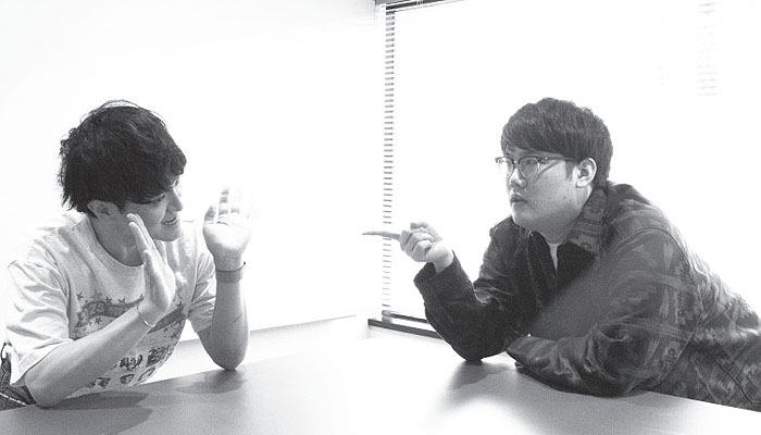 こてつを指差す﨑山