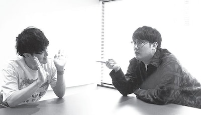 こてつを指差す﨑山