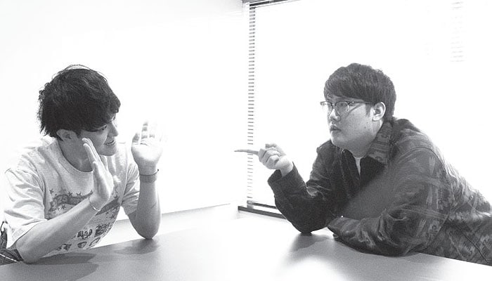 こてつを指差す﨑山