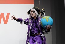 フードデリバリーサービス「ロケットナウ」の新CM発表会に“乱入”したゴー☆ジャス