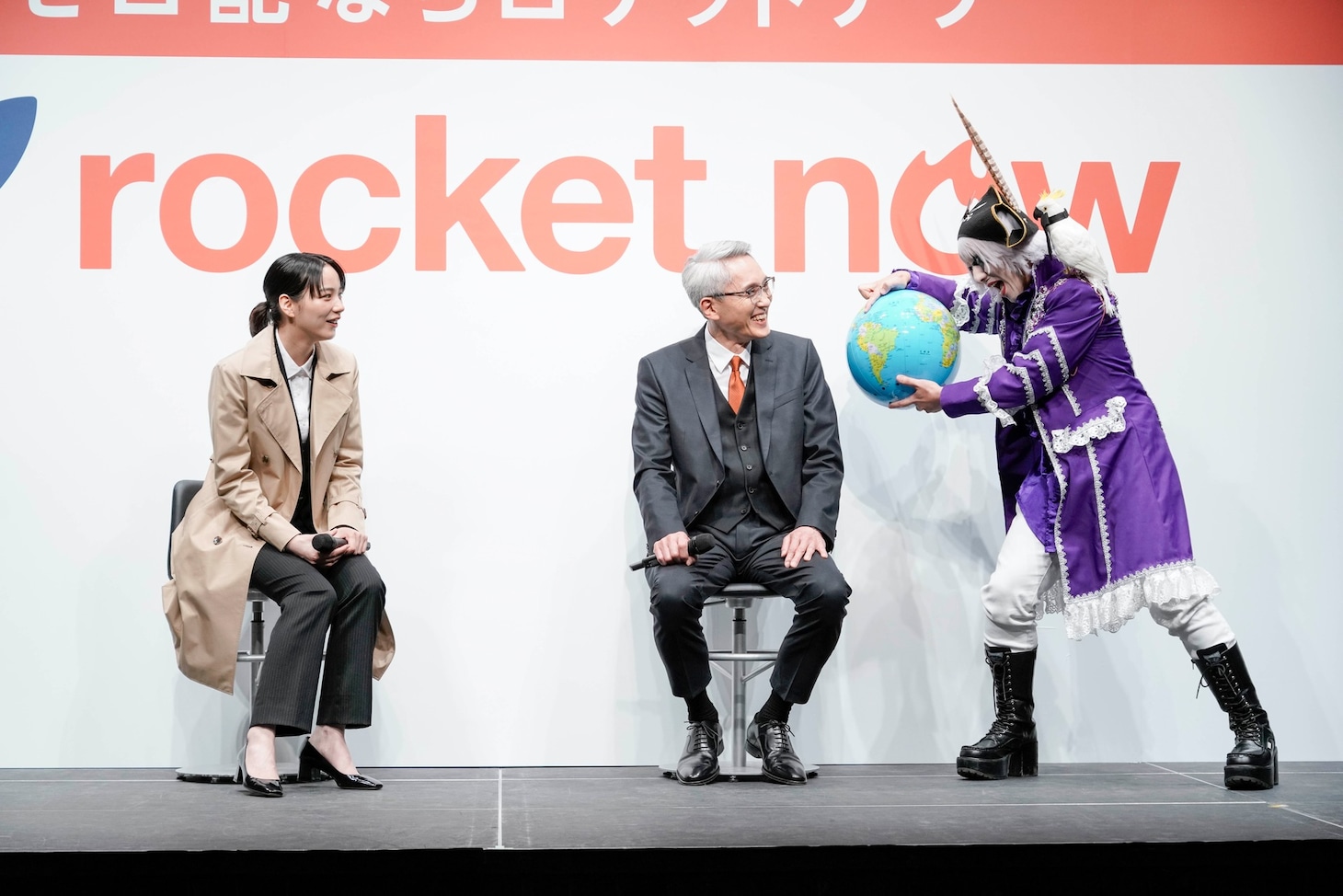 松重豊の横でネタを披露するゴー☆ジャス