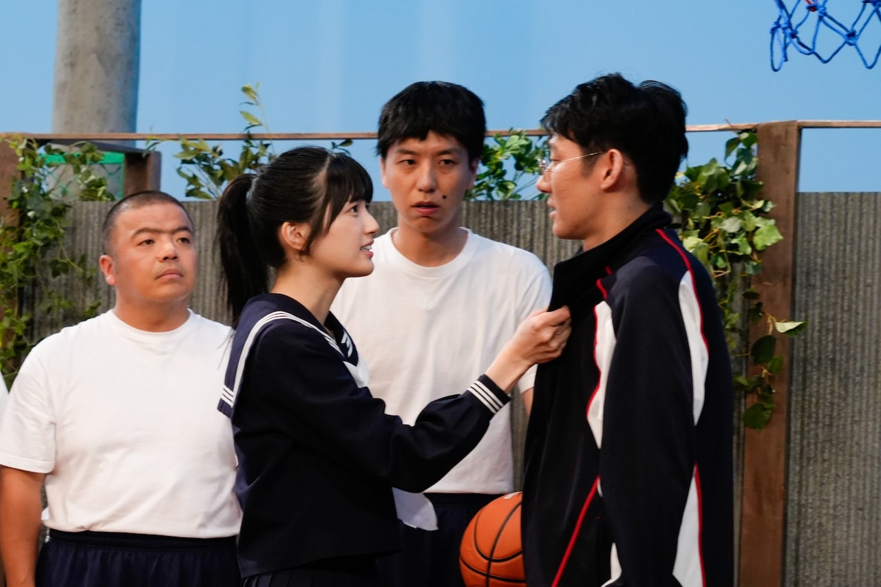 「コント・デ・ンガナ」に出演する（手前左から）ゲストの五百城茉央と、ビンタを喰らうロングコートダディ堂前