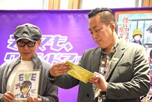 似顔絵をもらってうれしそうなエバース町田（右）