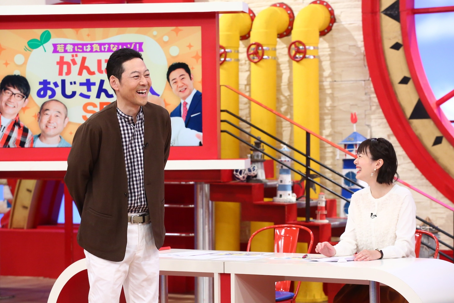 左から東野幸治、高橋真理恵アナウンサー