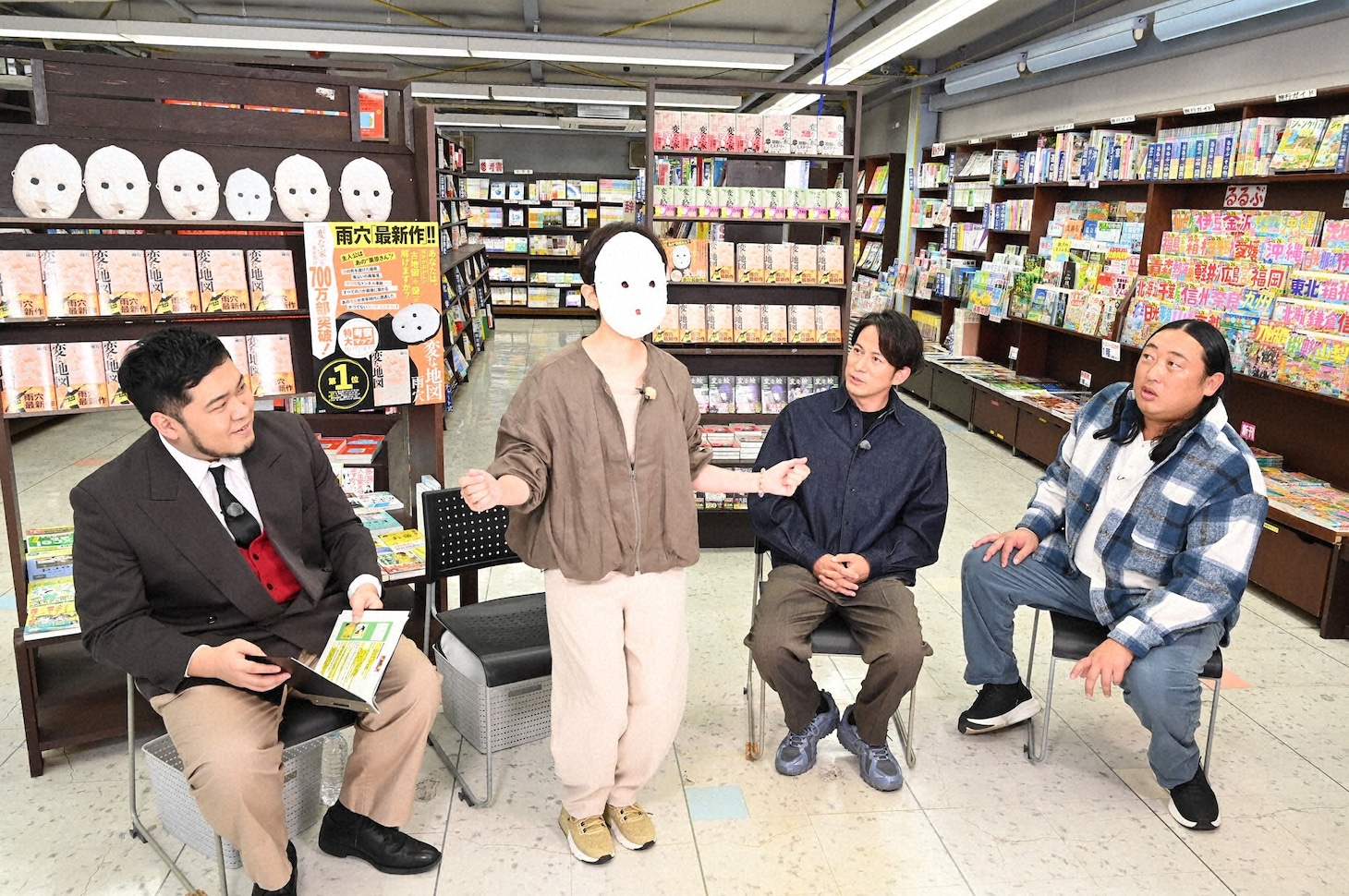 「今さらシロー！」に出演する（左から）令和ロマン・ケムリ、作家・雨穴のような覆面を装着する小林由美子、岡田准一、ロバート秋山