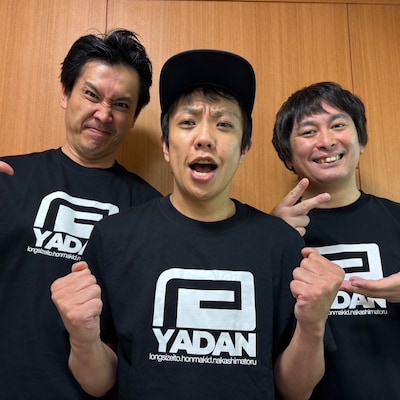 「YADAN BIG MARK TEE」を着用したや団