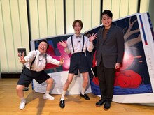 「この世界は1ダフル」でユニクロ有明本部を訪れる（左から）やす子、渡辺翔太、平成ノブシコブシ吉村