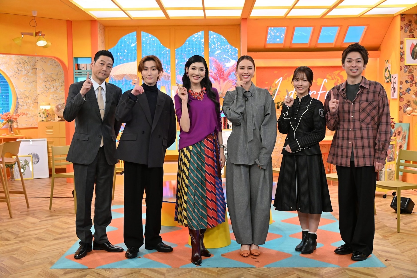 左から、東野幸治、渡辺翔太、アンミカ、滝沢カレン、中嶋優月、アインシュタイン河井