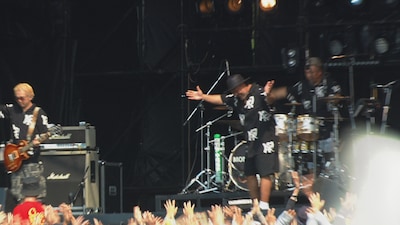 JR東海の新テレビCM「集まってるんじゃない。」編より、MONGOL800の出演シーン。