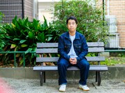 「悪口を悪く言うな！」より、ベンチに腰掛け正面に目線を送る井口の撮り下ろし写真