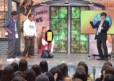 還暦のサプライズゲストを迎えた「さまぁ～ず×さまぁ～ず BS さまぁ～ず Powered by 銀のマルシェ」のワンシーン