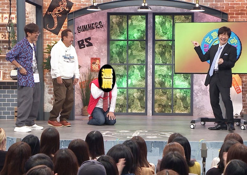 還暦のサプライズゲストを迎えた「さまぁ～ず×さまぁ～ず BS さまぁ～ず Powered by 銀のマルシェ」のワンシーン