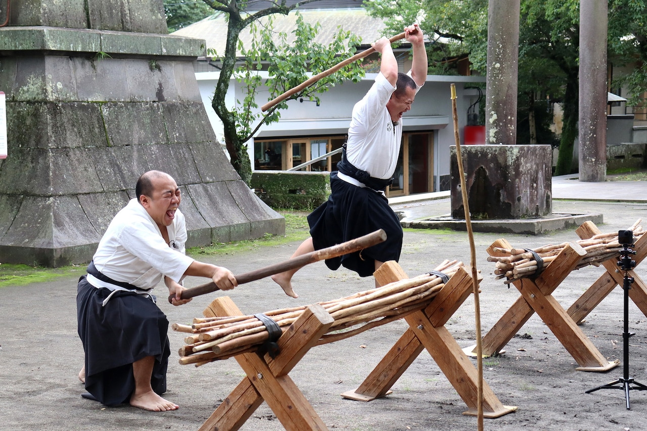 モグライダーともしげVSきしたかの高野、剣術で対決