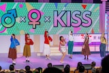 STU48メンバーと共に「♂・♀・KISS」を披露する松本明子