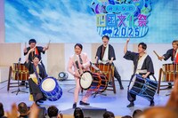 三山ひろしと和太鼓集団のコラボステージの様子