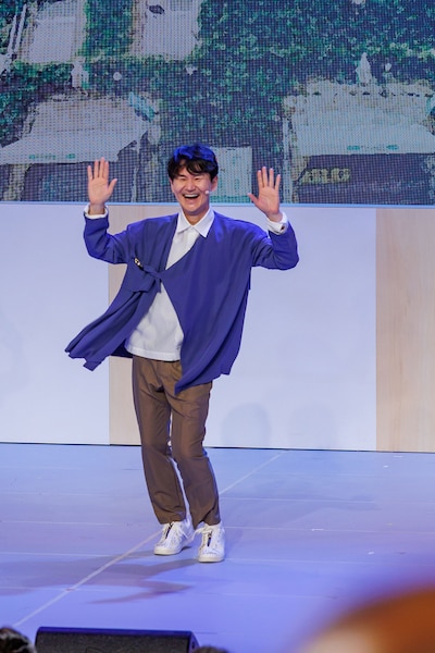 「ナンバラバンバンバン」を披露する南原清隆