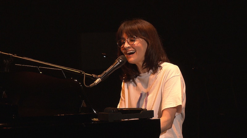 歌唱するアンジェラ・アキ