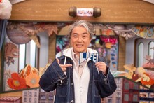 1年ぶりに「LIFE！」に出演したムロツヨシのスタジオ写真