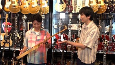 ギターのヴィンテージギターショップで至福の時間を過ごすフットボールアワー後藤