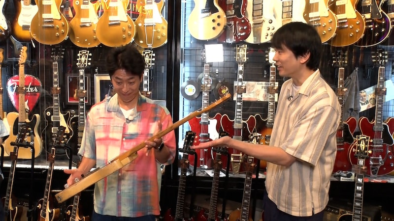 ギターのヴィンテージギターショップで至福の時間を過ごすフットボールアワー後藤