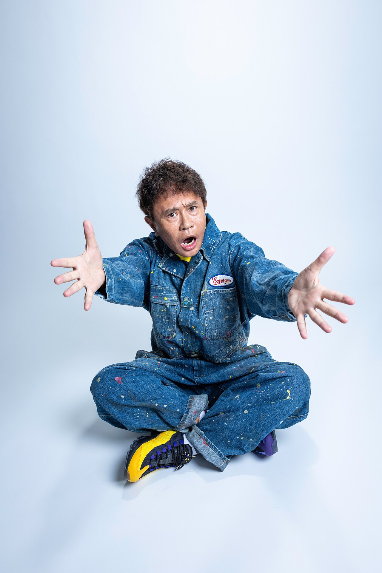 ダウンタウン浜田雅功が1人ひとりの目の前で色紙に手形を押して渡すイベント開催