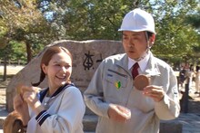 「呼び出し先生タナカSP」で京都＆奈良の歴史的な建築物について出張授業を展開するアンガールズ田中と村重杏奈（左）