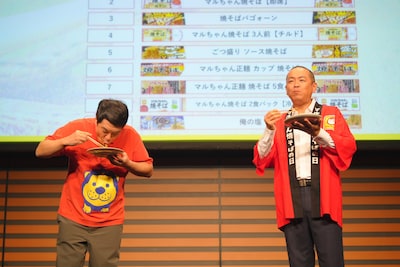 夢の打線で2人とも4番打者に選んだ「マルちゃん焼そば」を試食する