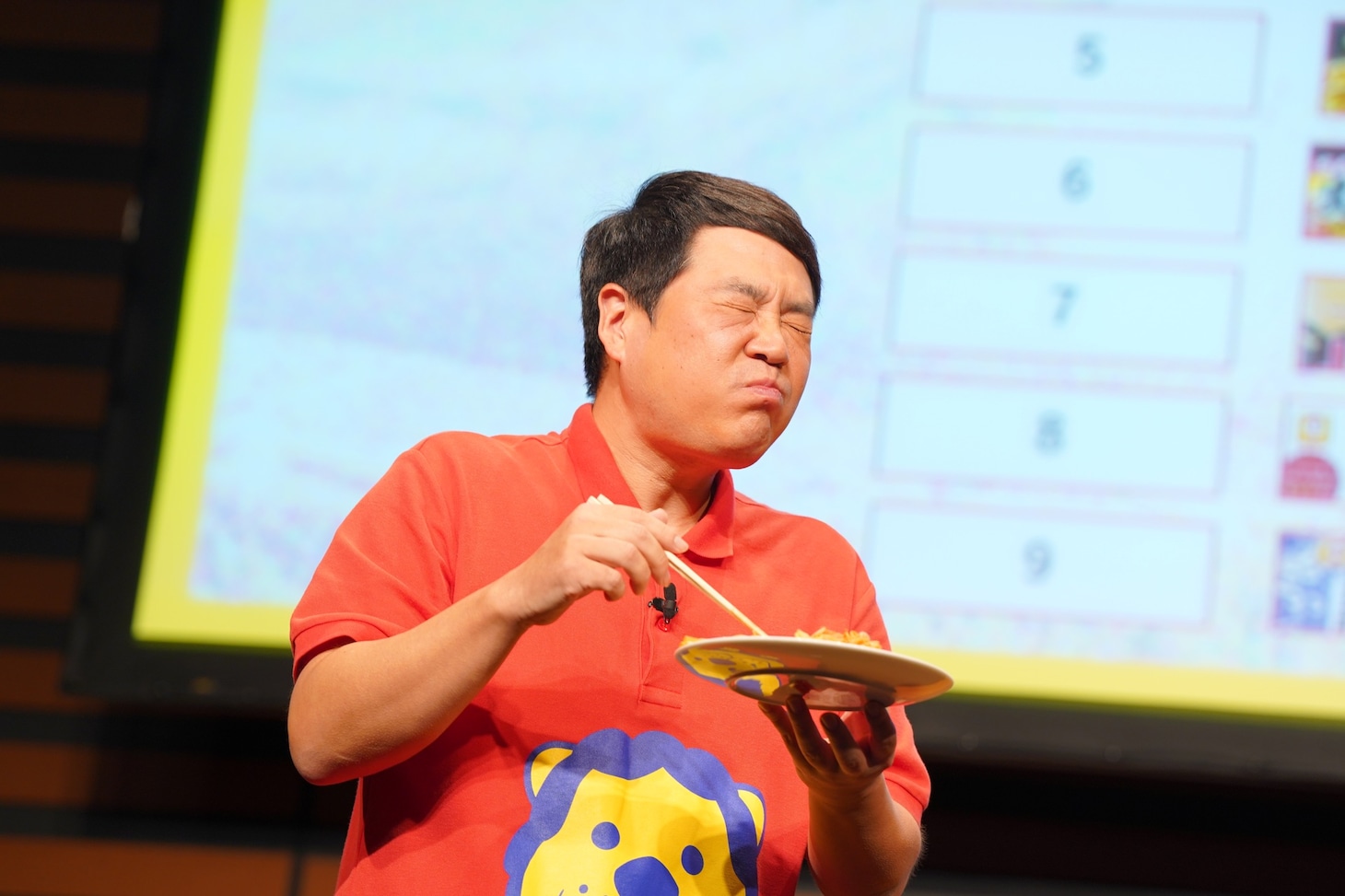 「マルちゃん焼そば」を試食するタカ