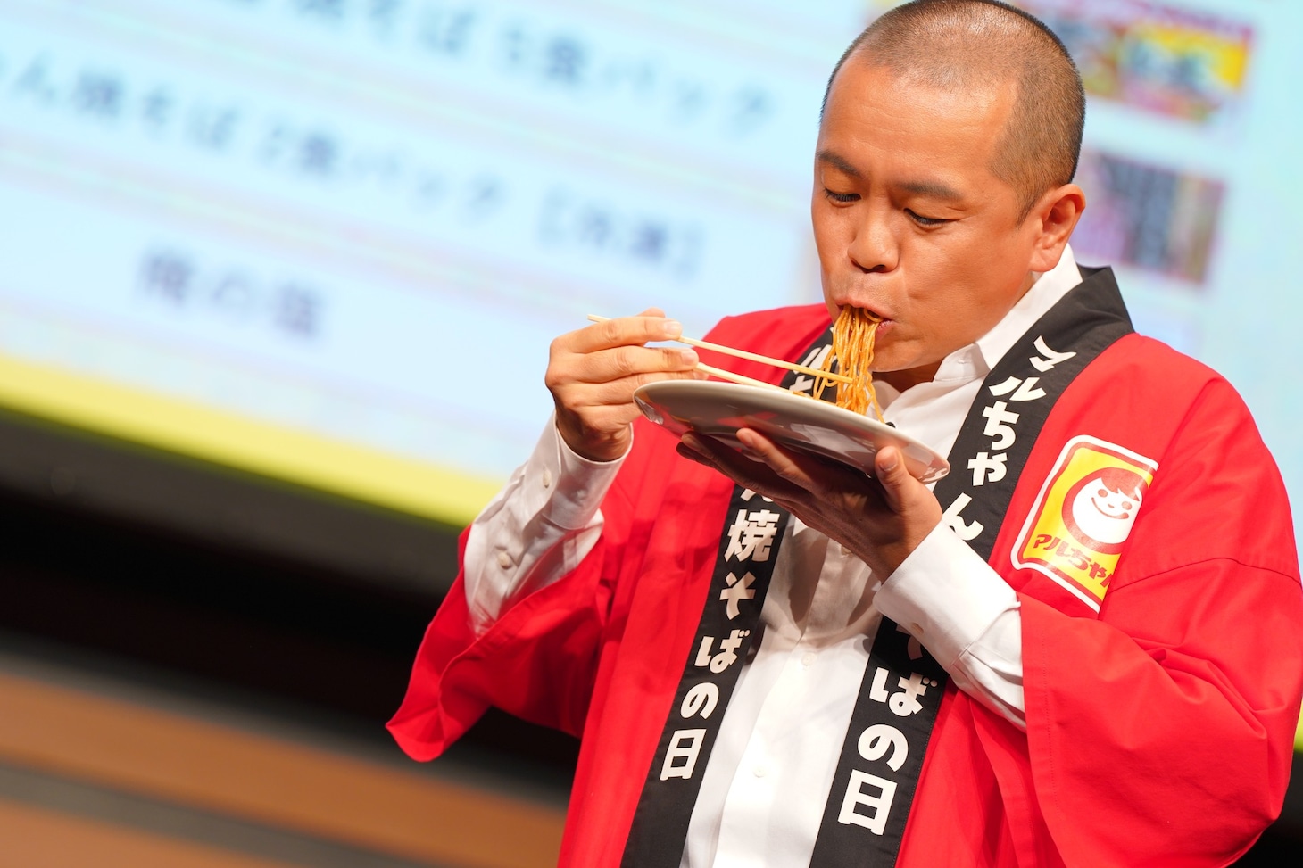 「マルちゃん焼そば」を試食するトシ